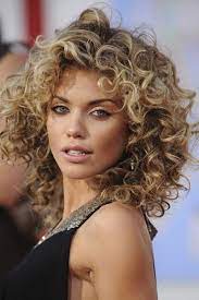 Coiffure De Star Les Cheveux Frises D Annalynne Mccord Coiffures Frisees Cheveux Coiffure