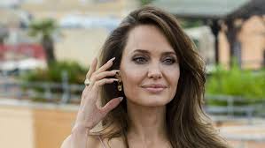 Find exclusive interviews, video clips, photos and more on entertainment tonight. H Antzelina Tzoli Me Givenchy Sth Rwmh To Statement Top Poy Magnhtise Ta Blemmata Bovary