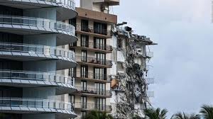 Personal de emergencia trabaja en el lugar del derrumbe parcial de un edificio en miami beach, florida, estados unidos un edificio de doce plantas se derrumbó parcialmente en miami, cerca de. Skfrikmtiea6qm