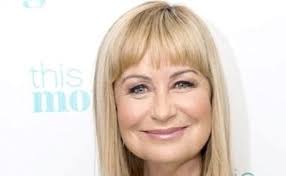 Canu yn Gymraeg: Siân Lloyd yn syrthio ar ei bai ar ôl 'camddeall' polisi  tafarn