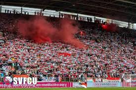 Fc utrecht supporters op de anfield road stand maken er een feestje van. Rauwe Rivaliteit Feyenoord Rotterdam Fc Utrecht In De Hekken