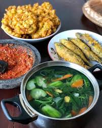 Selain aneka nasi dan bubur, menu ketupat sayur juga tak kalah populer untuk sarapan. Angelita Home Facebook