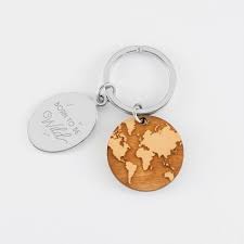 Porte Cle Monde Personnalise Medaille Acier Gravee Et Breloque Bois Porte Cle Porte Cle Personnalise Bijoux En Bois