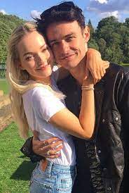 I'll be the first to admit that dove has a very cute nose. 900 Dove Cameron Thomas Doherty Ideen Dove Cameron Promis Thomas Doherty