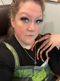 TRIBUTE TO WOMEN WITH SUPERLONG NAILS