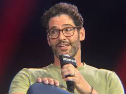 CCXP México 2024: Tom Ellis habla de su carrera y su baile con el diablo