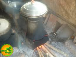 Untuk meminimalisir nasi menguning dan bau, kita bisa masak nasi dengan dandang. Memasak Nasi Dengan Hawu Seeng Aseupan