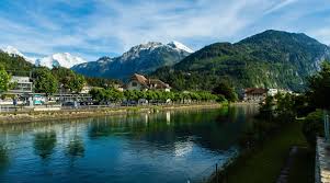 Typically swiss, interlaken has an incredible location: 100 Prozent Schweiz In Interlaken Action Natur Und Tradition