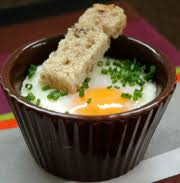 Pour pimenter les classiques oeufs au plat, rien de tel que de les cuisiner à la basquaise. Oeuf Cocotte Aux Rillettes D Oie Recettes Et Terroirs