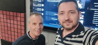 Taħt L-Umbrella ma' Renato Vella u John minn Soundeffects 🎵 Kompetizzjoni  Soundeffects u Smugglers Cave lliema hi din il-kanzunetta Maltija "U  l-Ġwienaħ tal meħlusa jittajru lejn ix-xemx. Il-bajda u l-ħamra nbuwsha,  bħalha