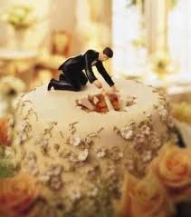 Die typischen grundteige wie rührteig, biskuitteig und mürbeteig, lassen ein paar frische früchte, nüsse oder schokoladenstücken hinzufügen schon ist der kuchen fertig. Misslungene Hochzeitstorten Dabei Sollte Es Doch Der Schonste Tag Ihres Lebens Werden