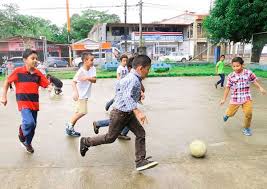 Niños jugando en la calle / el arenal. El Diario Etiqueta Para Ninos