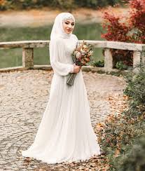 Dalam postingan itu, billar memperlihatkan tiga buah foto sekaligus dengan pakaian adat yang sama. 10 Inspirasi Baju Pengantin Simple Tapi Cantik Dan Menawan