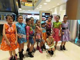 Cara berpakaian secara islami bisa dikenalkan pada anak terutama pada anak memang nggak mudah mencari model baju muslim untuk anak perempuan bunda. Jual Baju Fashion Show Anak Online Toko Baju Batik Online Belanja Batik Online Pakaian Kasual Kasual Anak