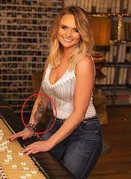 Explora 31 fotografías e imágenes de stock sobre miranda lambert tattoo o realiza una nueva. Miranda Lamberts 8 Tattoos Ihre Bedeutung Promi Tattoos
