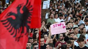 Protestolara 1 milyon civarında katılım oldu, Arnavutlar ayakta! Arnavutluk  halkı Trump yağmasına karşı kenetlendi: Arnavutluk Satılık Değildir! Ivanka  Trump ve eşi Jared Kushner'la bağlantılı bir yatırım şirketinin, Arnavutluk  açıklarındaki el ...