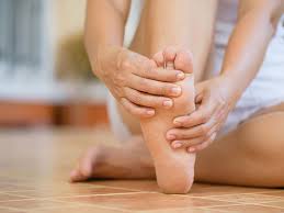 A broken toe can be painful, but you do not usually need to go to hospital. Stubbed Toe Symptoms Treatment And Prevention