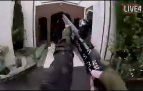 Brenton tarrant, autorul atacului terorist din christchurch, noua zeelandă, în urma căruia 49 de persoane au murit, a vizitat românia, în 2016 şi a doua oară, brenton tarrant a venit în ţara noastră cu doar 5 luni înainte de a comite masacrul din noua zeelandă. Facebook Spune CÄƒ 200 De Oameni S Au Uitat Live La Masacrul Din Noua ZeelandÄƒ