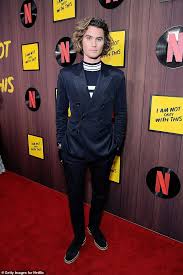 Einer der schwerpunkte, den „outer banks setzt, ist die klassengesellschaft. Outer Banks Star Chase Stokes Entschuldigt Sich Fur Die Rassisch Unempfindlich Und Homophobe Beitrage Aktuelle Boulevard Nachrichten Und Fotogalerien Zu Stars Sternchen