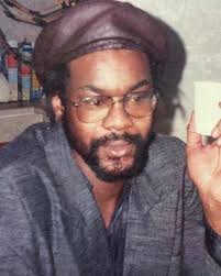 𝗜 𝗵𝗮𝗱 𝟮 𝗗𝗮𝗱𝘀 𝗼𝗿 𝗼𝗻𝗲 𝗳𝗮𝘁𝗵𝗲𝗿 𝗮𝗻𝗱 𝗼𝗻𝗲 𝗱𝗮𝗱. ⠀ It's  not the same story as Robert T Kyosaki with rich dad poor dad. It was very  different. ⠀ This is