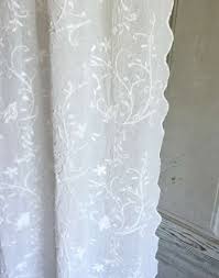Mass Ca 200 Cm Breit X 250 Cm Lang Oder Mass Ca 200 Cm Breit X 300 Cm Lang Farbe Rein Weiss Weiss Bestickt Im Vorhange Landhausstil Gardinen Gardinen Set