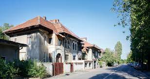 Bicicliștii care circulă pe strada fabricii de chibrituri, în spatele gării, trebuie să facă slalom printre mașinile parcate nesimțit chiar pe pista de biciclete. Fabrica De Chibrituri Studio Zona