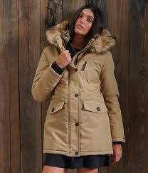 Le parka est doté d'une capuche bordée de fausse fourrure amovible, d'une fermeture par zip et brandebourgs. Parka A Capuche Coloris Beige Pour Femme Modele Everest Superdry Mode Conseils Mode
