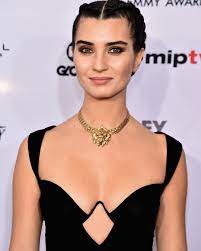 05 temmuz 1982 eğitimi : 8 Things You Didn T Know About Tuba Buyukustun Super Stars Bio
