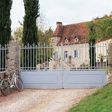 Ce Portail Fer Battant Mathura Droit Traditionnel Mais Tres Style Terminera Avec Elegance Votre Entree De Re Portail En Fer Portail Amenagement Devant Maison