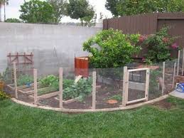 A simple, white picket fence adds a charming touch to your garden while a reed or willow design gives any yard a unique look. Repulsif Pour Chien Exterieur Small Garden Fence Cheap Garden Fencing Small Garden Fence Ideas