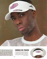 Bajo el sol de Acapulco, la moda toma el mando. En esta sesión editorial,  cada lente capturó a nuestros modelos, vistiéndolos y transportándolos al  pasado dorado: un mundo de fiestas en terrazas,