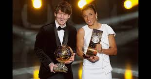 Messi ödülü, 2008 galibi cristiano ronaldo 'nin 240 puan önünde, rekor bir farkla kazandı. Ballon D Or 2010 Lionel Messi Realise Un Prodigieux Double Purepeople