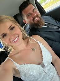 Can I just show my wife off for a second?! Right after we got married 😍  God, I'm so in love