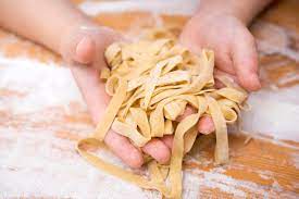 To celebrate carbonara day on april 6, we've teamed up with jamie oliver so you can learn how to make carbonara, a beloved italian dish, from the comfort of your own kitchen! Jamie Oliver Rezept Fur 2 Zutaten Pasta Ohne Nudelmaschine Gala De