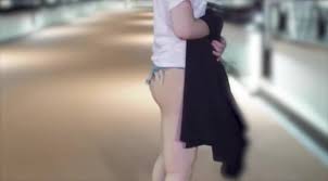 野外露出】ノーブラノーパン×セクシーなデニムショートパンツで歩道橋を歩いてみた♪ 4kPorn.XXX