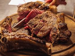 La bistecca fiorentina è un vero mito per gli amanti della carne alla brace. Bistecca Recreating The Florentine Steak