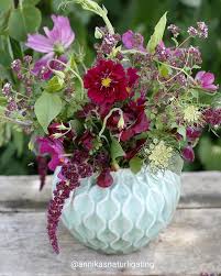 Hej Hopp Hoppas Ni Har Det Bra Det Blev Ingen Traditionell Midsommarbukett Har Man Tager Vad Man Haver Bukett Blev Det Allt Egenodla Bukett Blommor Vaxter