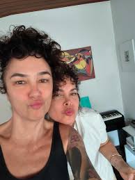 Muitas pessoas me perguntam se faço aula de canto, e a resposta é: sim!  Tenho o privilégio de aprender com a Luanda, uma amiga e professora que  transmite confiança e torna cada