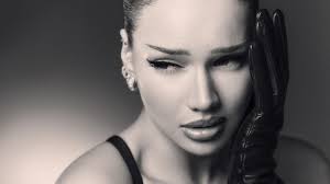 Shirin David holt die dunkle Seite der 2000er zurück