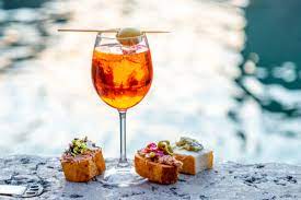 Spritz è ormai un nome comune così usato che nessuno pensa alla sua origine, ma lo spritz è sempre stato questo: Storia Dello Spritz Perche Si Chiama Cosi E Come Si E Evoluto