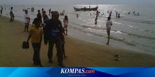Ketika waktunya berbuka, ini dia waktu ku untuk melihat si dia. Pantai Caruban Lasem Belum Dilengkapi Toilet