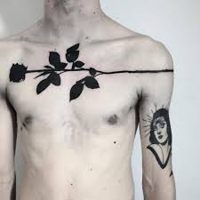 Unique Black Rose Chest Tattoo Idea Tatuaje Lineal Tatuaje Rosa Negra Tatuajes De Flores