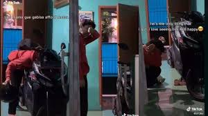 Video tiktok sang kakak yang sayang dengan adiknya. Viral Video Respon Tangis Adik Saat Terima Hadiah Motor Dari Sang Kakak Ini Kisah Di Baliknya Tribunnews Com Mobile
