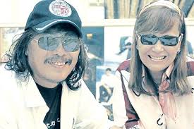 Direk Carlo halos sa puntod ng asawang si Donna nakatira!