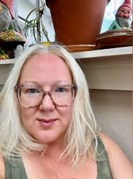 🪞On the eve of my sabbatical, I've updated my LinkedIn profile to  accurately reflect my new career phase: full-time grad student and roaming  pet-sitting researcher-creator. After a successful…