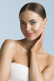 Beleza mulher cuidados com a pele linda mão feminina tocando rosto modelo  de menina cosmética sobre fundo azul