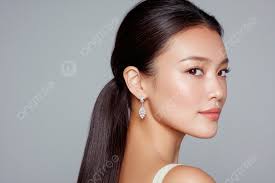 Latar BelakangSeorang Wanita Asia Dengan Rambut Hitam Panjang Mengenakan  Atasan Tanpa Tali Dan Rok Yang Diisolasi Pada Konsep Gaya Rambut Lurus Abu  Abu, Wanita Asia, Panjang, Hitam Latar Belakang untuk Unduhan Gratis