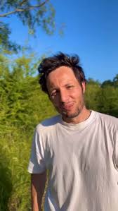 Construire plutôt que produire., Je me donne quelques mois pour faire une  cabane, seul et en silence., Puis cet hiver je m’y enfermerai pour  fabriquer de nouvelles chansons., À bientôt 🪵❤️ | Vianney | ...