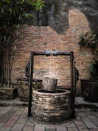 We'll have it back up and running as soon as possible. Antico Pozzo Artesiano Con Secchio Appeso In Legno E Tetto Foto D Archivio Crushpixel
