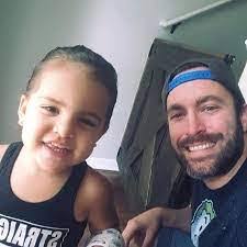 Les Freeman's Instagram, Twitter & Facebook